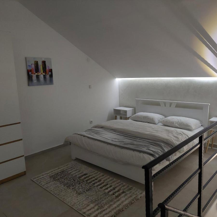Apartman Lux Jelena Surčin Buitenkant foto