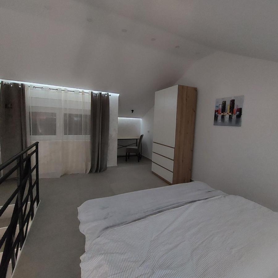 Apartman Lux Jelena Surčin Buitenkant foto