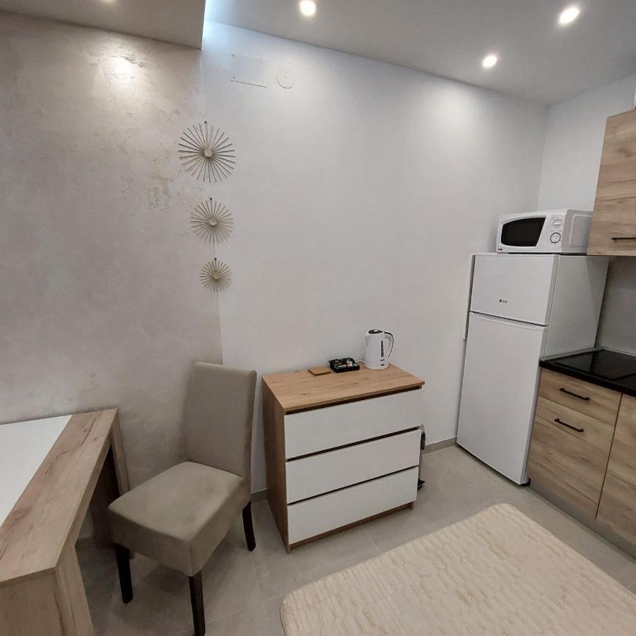 Apartman Lux Jelena Surčin Buitenkant foto